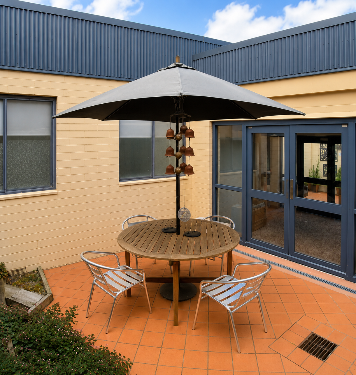 Outdoor courtyard seating area at Essendon Private Clinic
